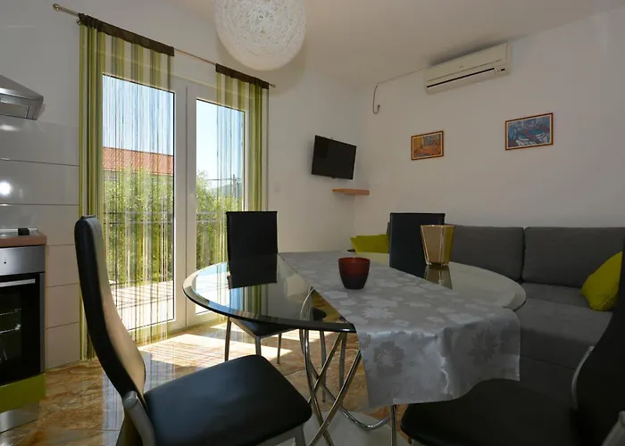 With Parking Spaces Okrug Gornji, Ciovo - 23665 公寓 特罗吉尔